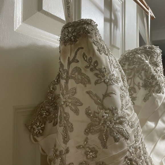 David’s Bridal size 14 wedding dress - Picture 3 of 11